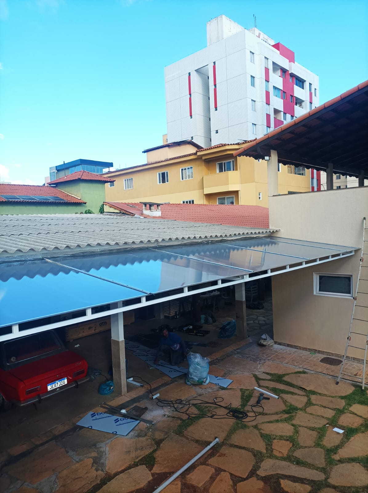 Cobertura instalada em garagem residencial