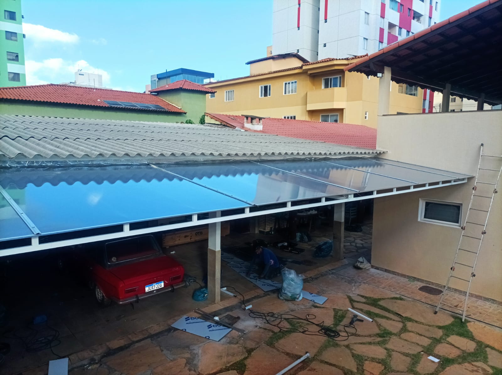 Cobertura em policarbonato com estrutura metálica