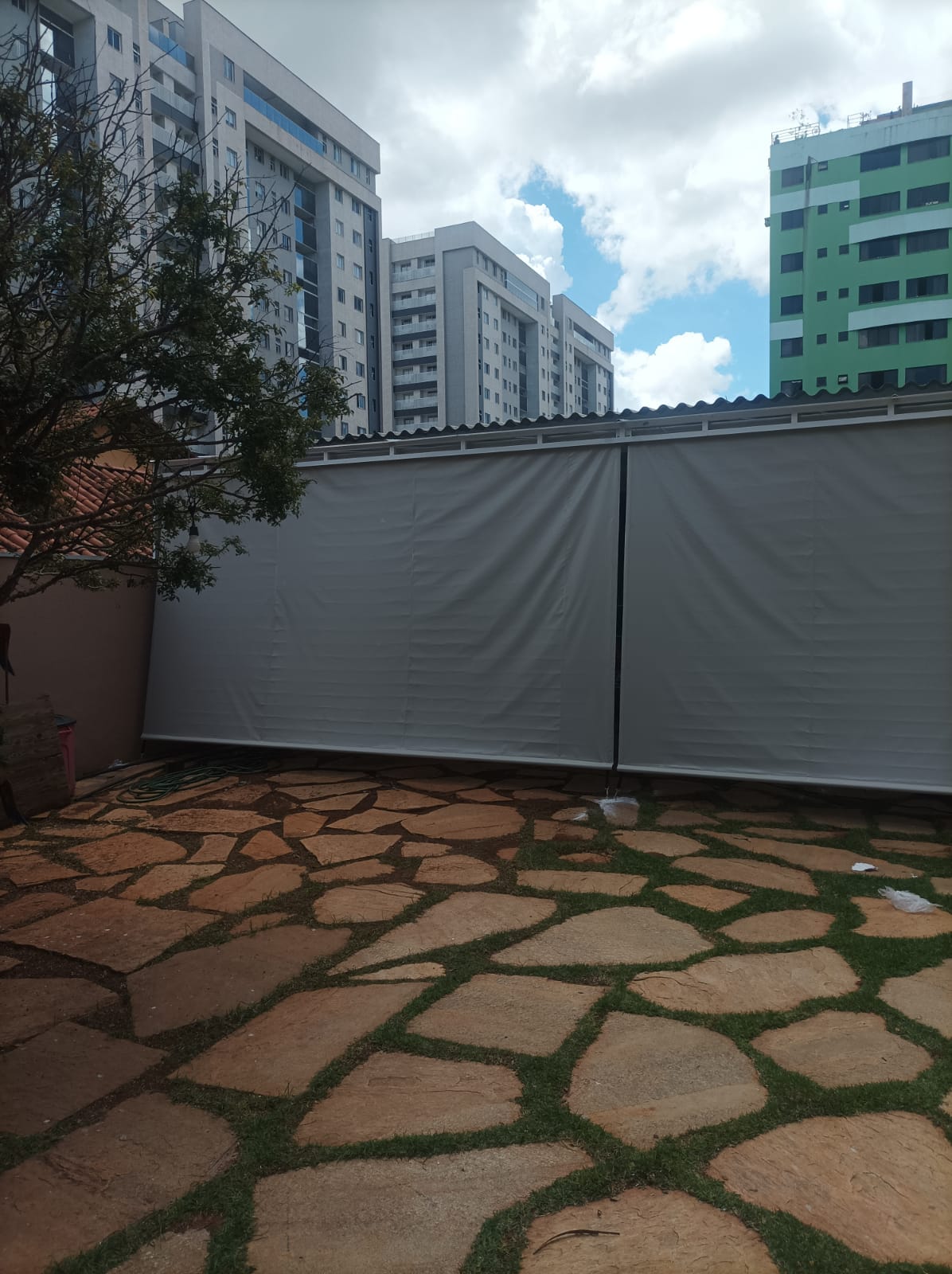 Cortina de enrolar instalada em área externa