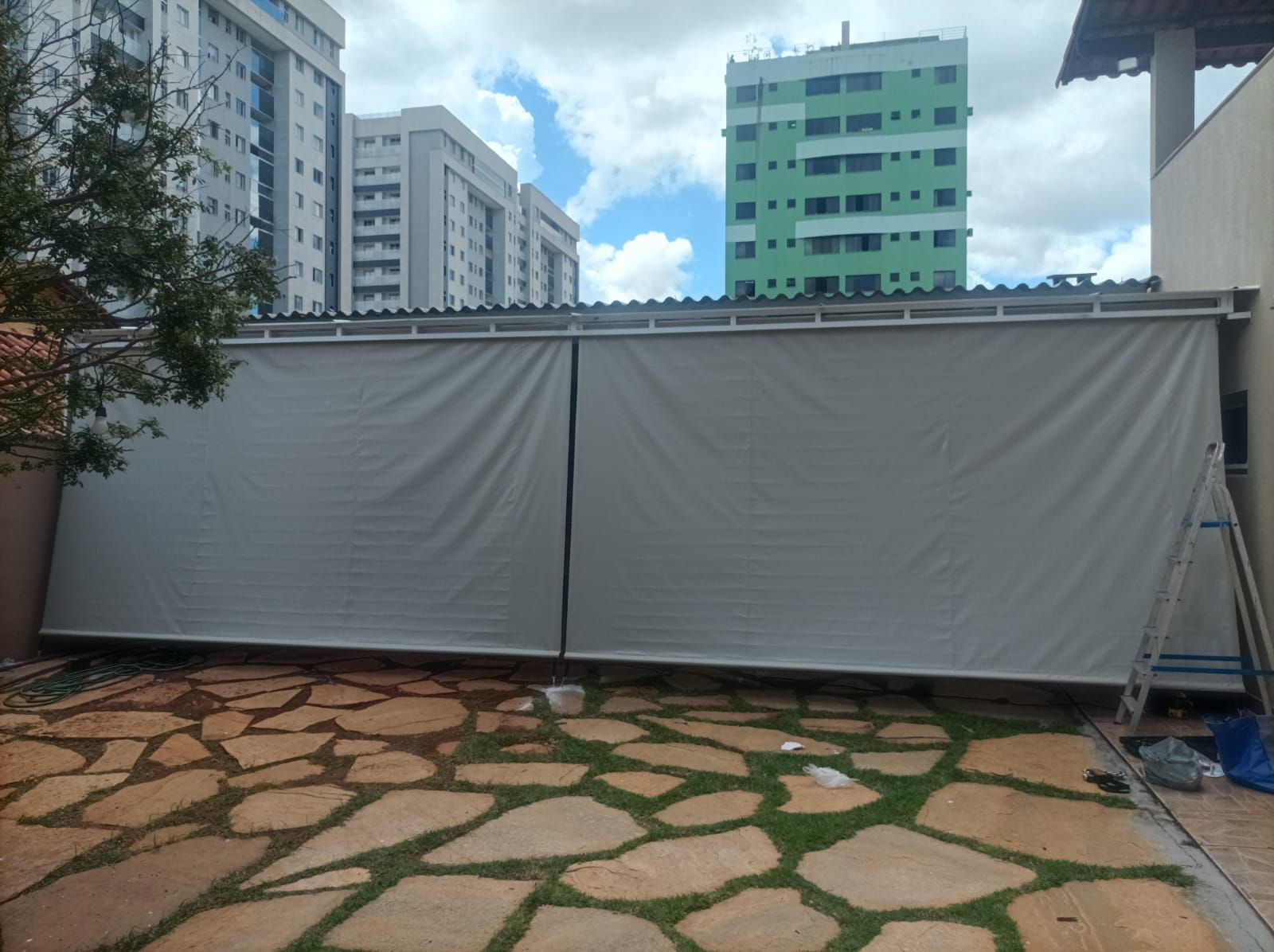 Cortina de enrolar para proteção lateral