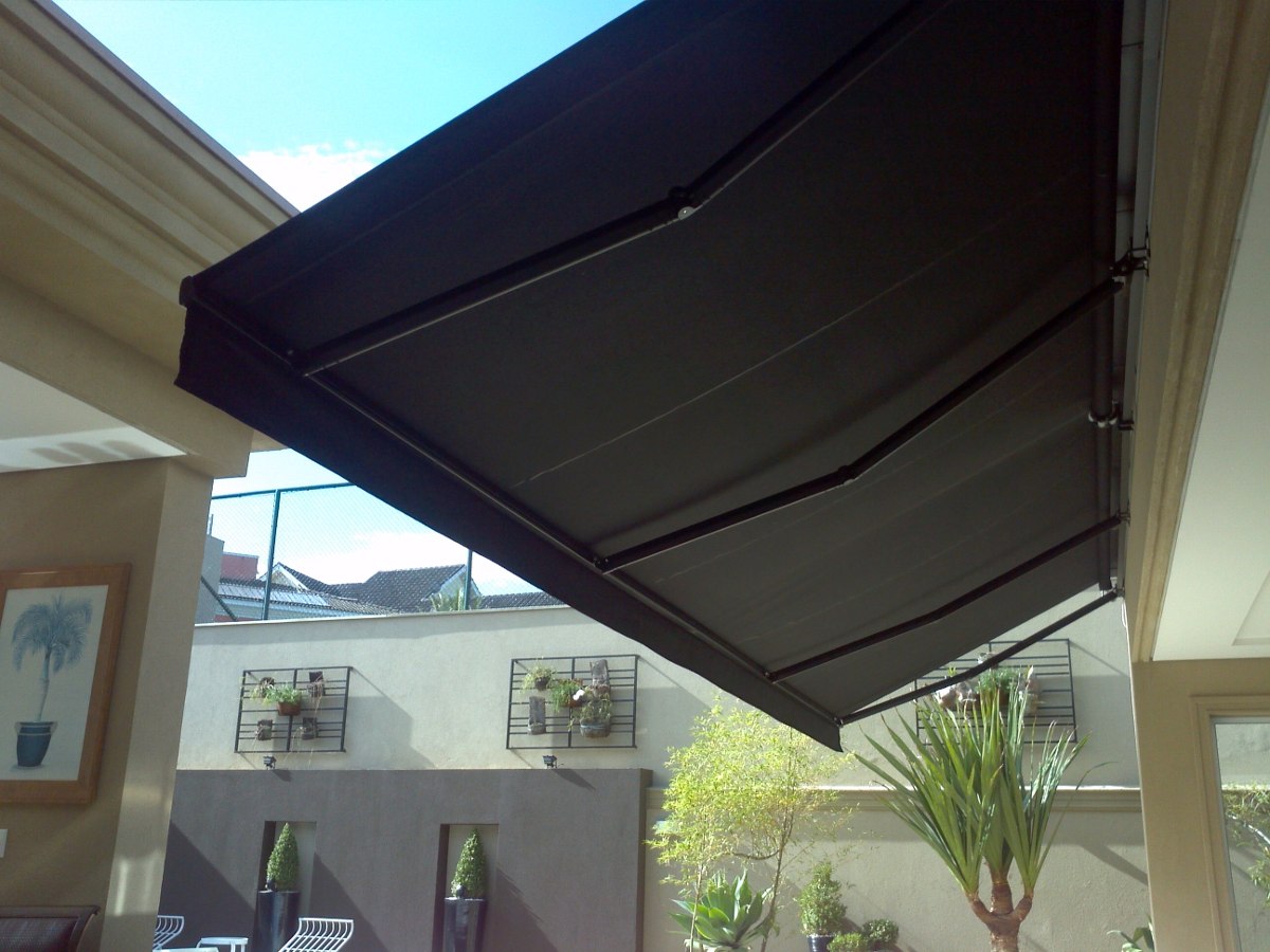 Toldo sob medida instalado em residência em Brasília