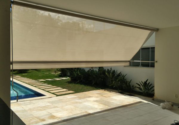 Toldo automático com braço articulado em área de piscina