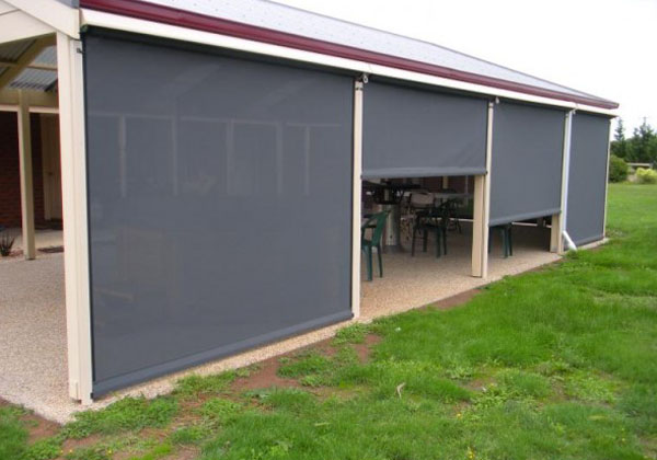 Toldo cortina instalado em fachada comercial