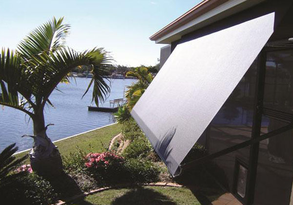 Toldo articulado retrátil com vista para área externa