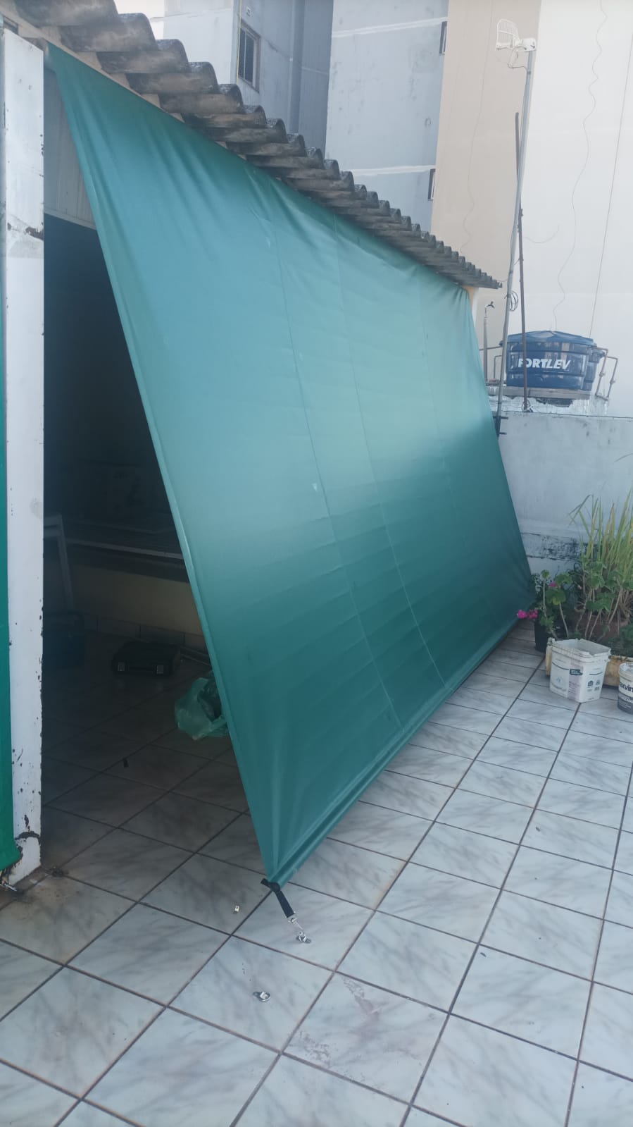 Toldo cortina instalado em área externa