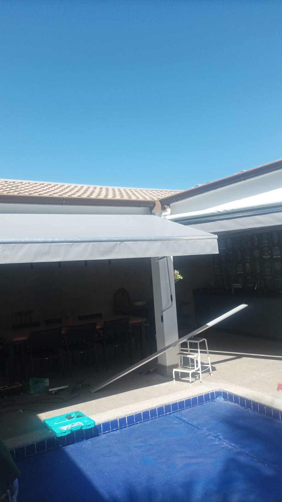 Toldo cortina com estrutura retrátil