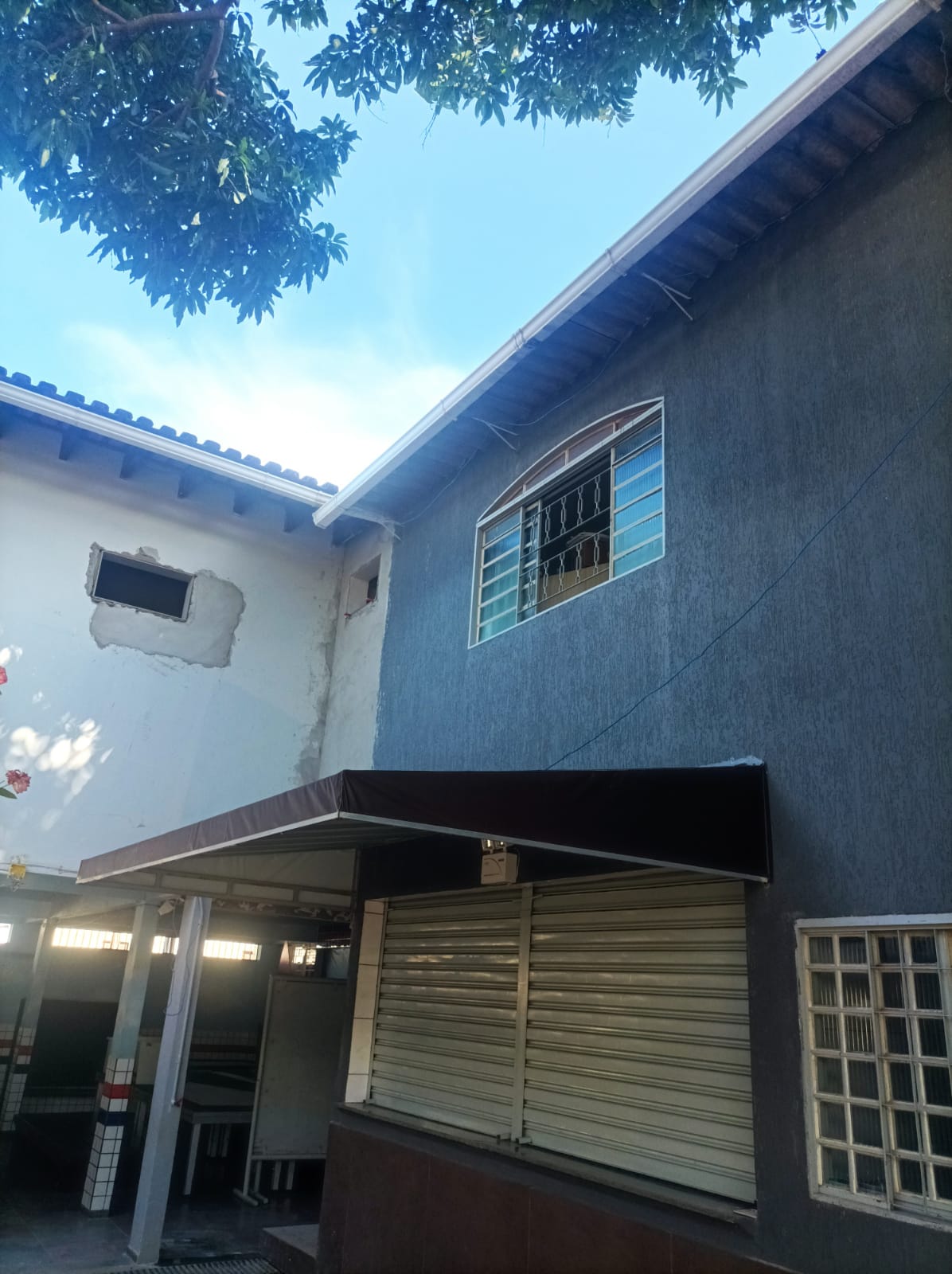 Toldo fixo reto instalado em residência