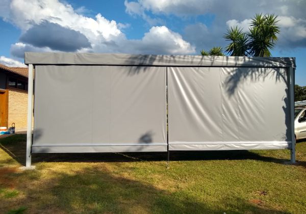 Toldo cortina retrátil tipo sobe e desce