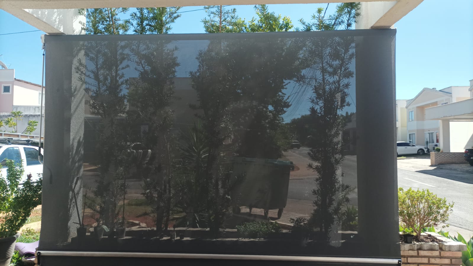 Toldo em tela furada instalado em residência