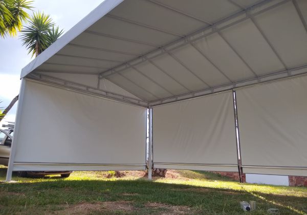 Toldo articulado branco em área externa